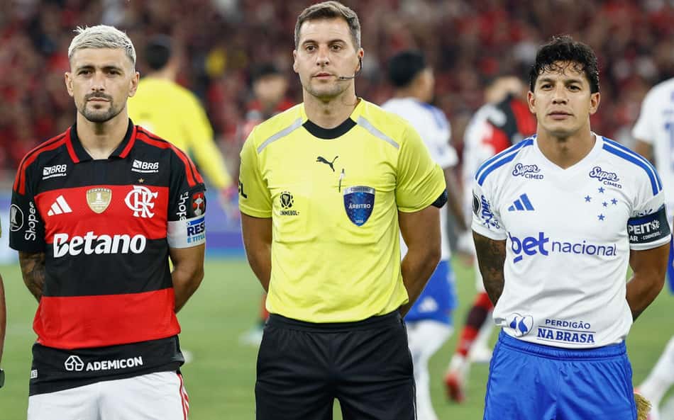 Arrascaeta e Lucas Romero posam com árbitro antes de jogo entre Flamengo e Cruzeiro