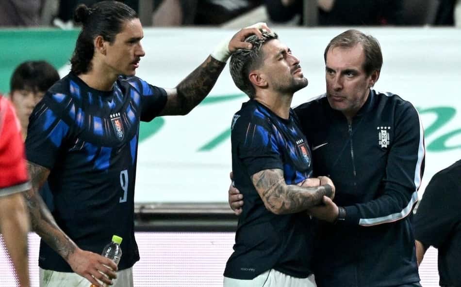 Arrascaeta é consolado ao deixar o gramado após a fratura no punho