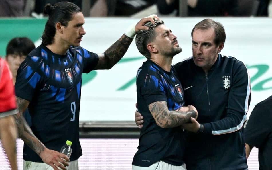 Arrascaeta é consolado ao deixar o gramado após a fratura no punho