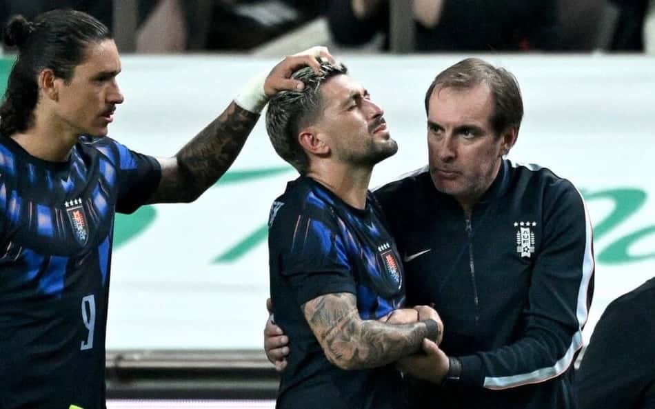 Arrascaeta é consolado ao deixar o gramado após a fratura no punho