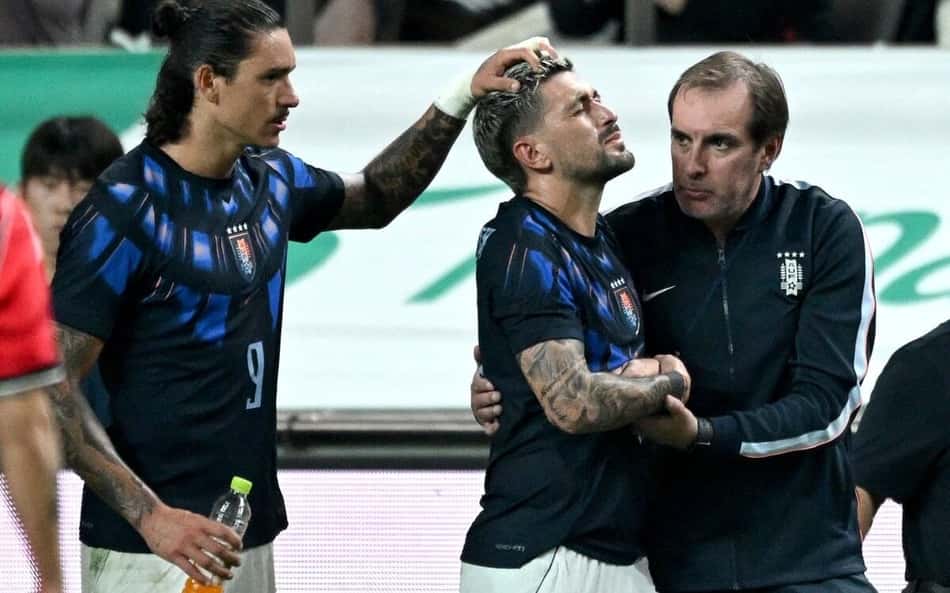 Arrascaeta é consolado ao deixar o gramado após a fratura no punho
