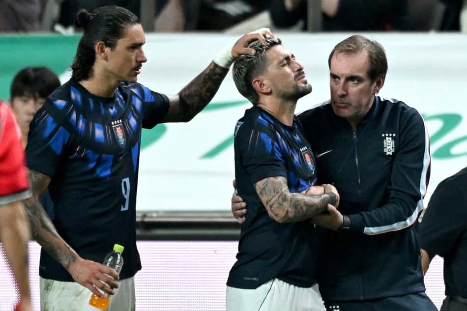 Arrascaeta é consolado ao deixar o gramado após a fratura no punho