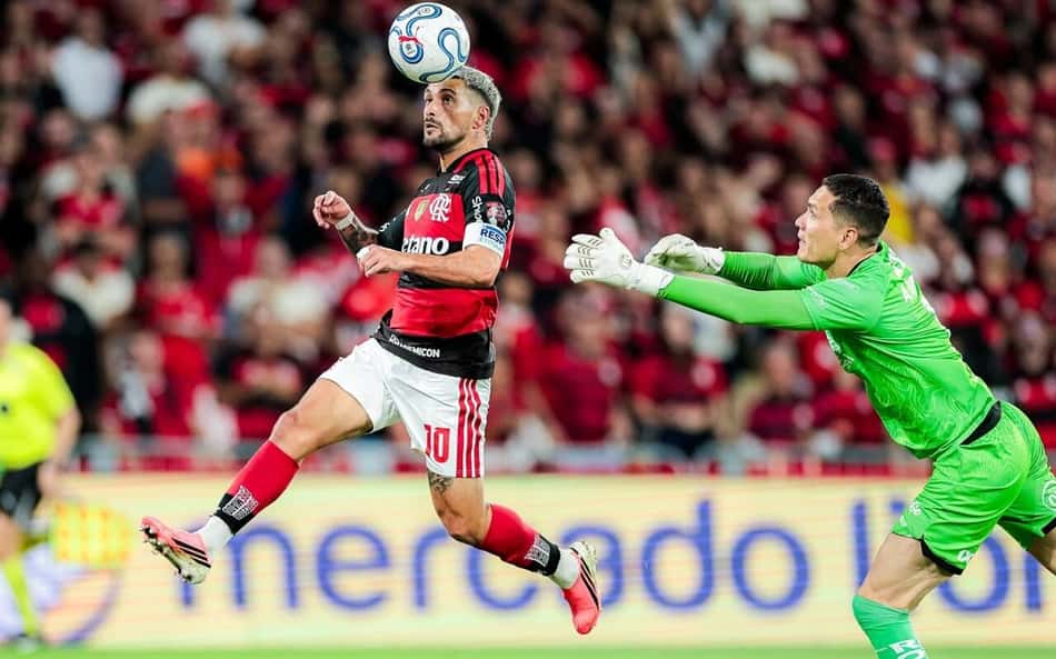 Arrascaeta marca o gol da classificação do Flamengo às semifinais da Libertadores.