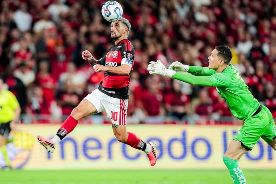 Arrascaeta marca o gol da classificação do Flamengo às semifinais da Libertadores.