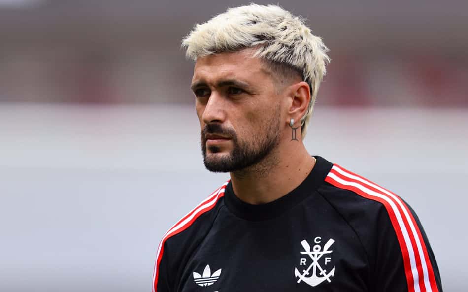 Arrascaeta se aquece no gramado do Mangueirão para o jogo entre Flamengo e Remo