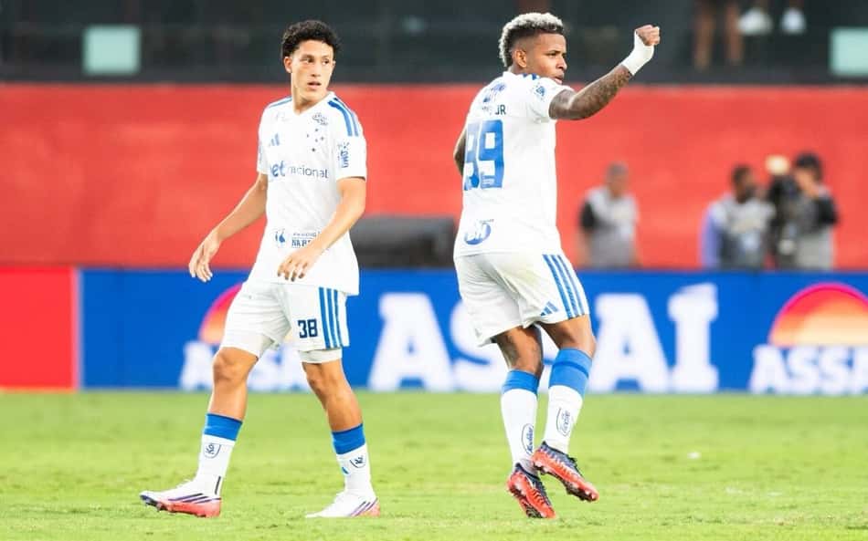 Arroyo comemora gol ao lado de Felipe Morais