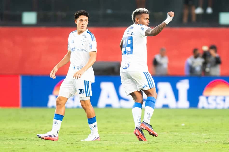 Arroyo comemora gol ao lado de Felipe Morais
