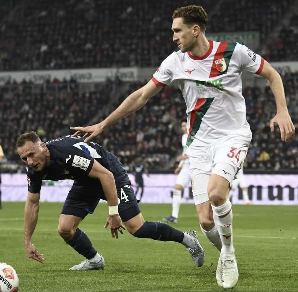 Arthur Chaves em ação pelo Augsburg, da Alemanha