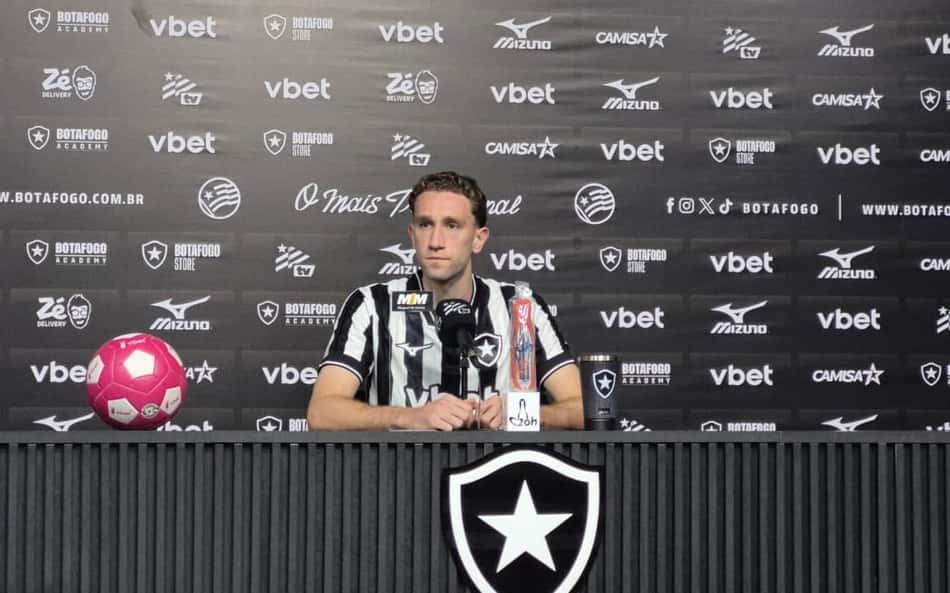 Arthur Chaves é apresentado pelo Botafogo e celebra acerto: 'Camisa pesada'