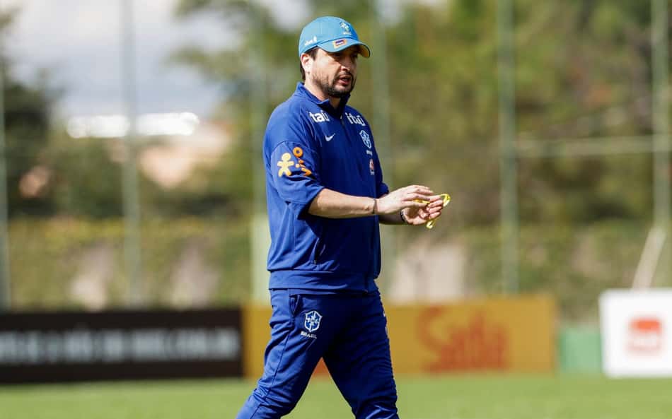 Arthur Elias treina seleção brasileira feminina