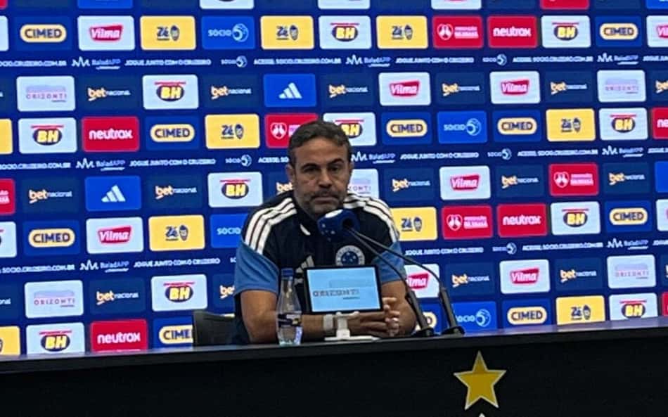 Artur Jorge em coletiva na Arena MRV