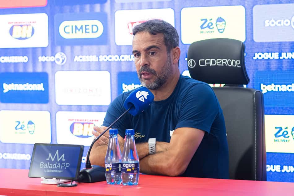 Artur Jorge em coletiva no Barradão