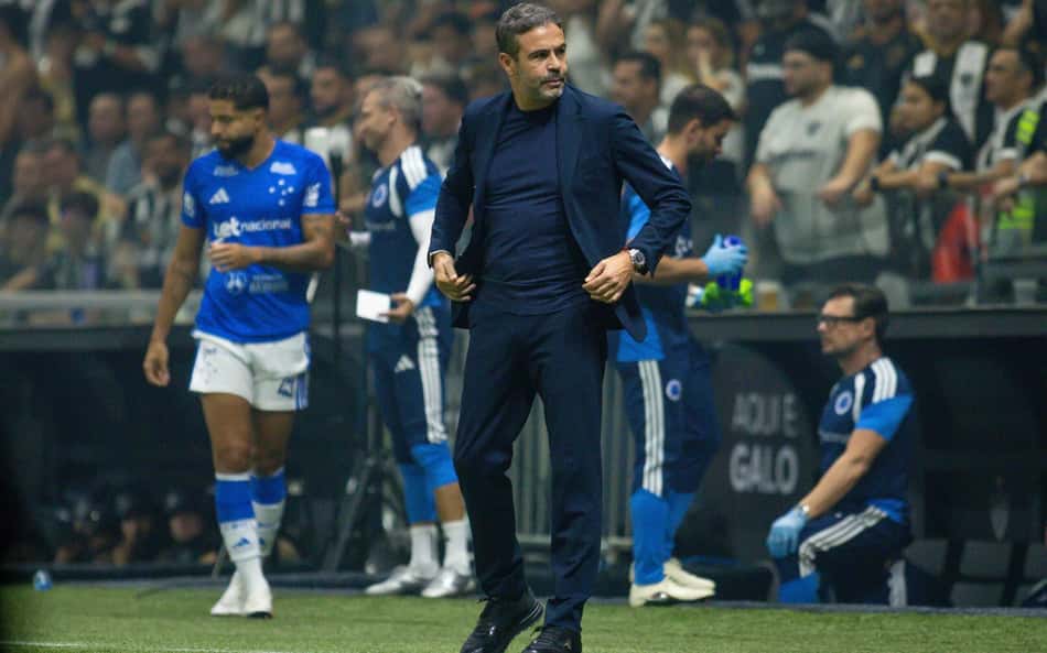 Artur Jorge na área técnica da Arena MRV