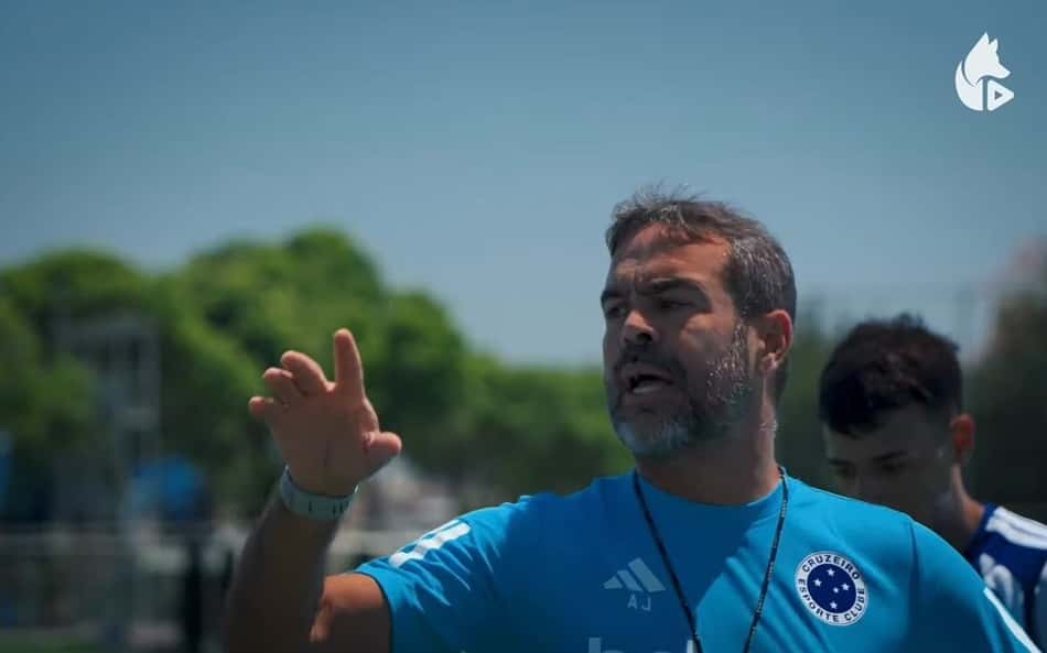 Artur Jorge orienta jogadores em retorno aos treinos