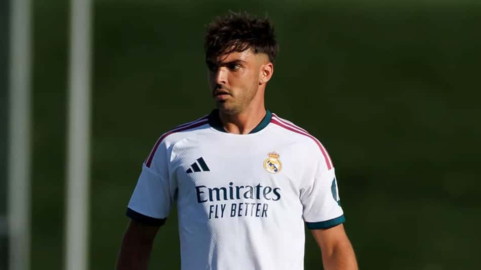 Raul Asencio tem lesão parecida com a de Paulinho, do Palmeiras (Foto: Divulgação/Real Madrid CF)