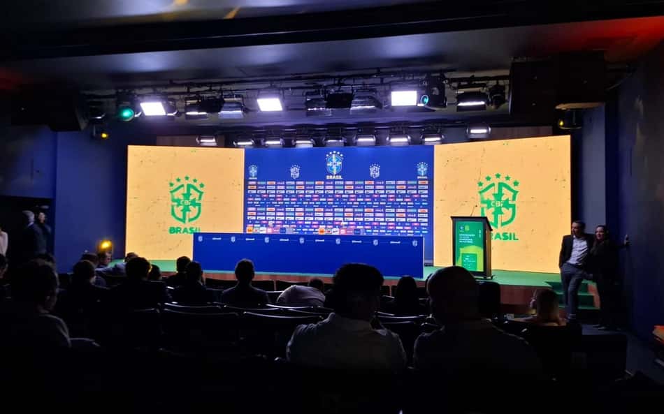 Auditório onde Ancelotti anuncia a convocação da Seleção Brasileira