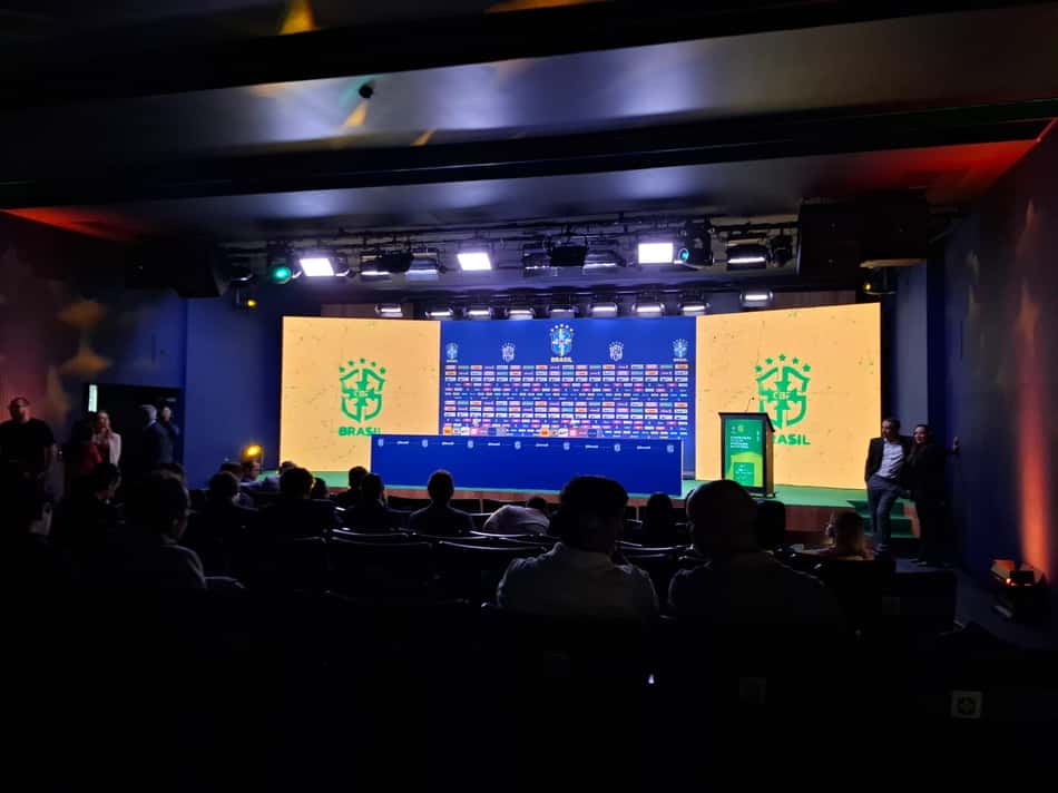 Auditório onde Ancelotti anuncia a convocação da Seleção Brasileira