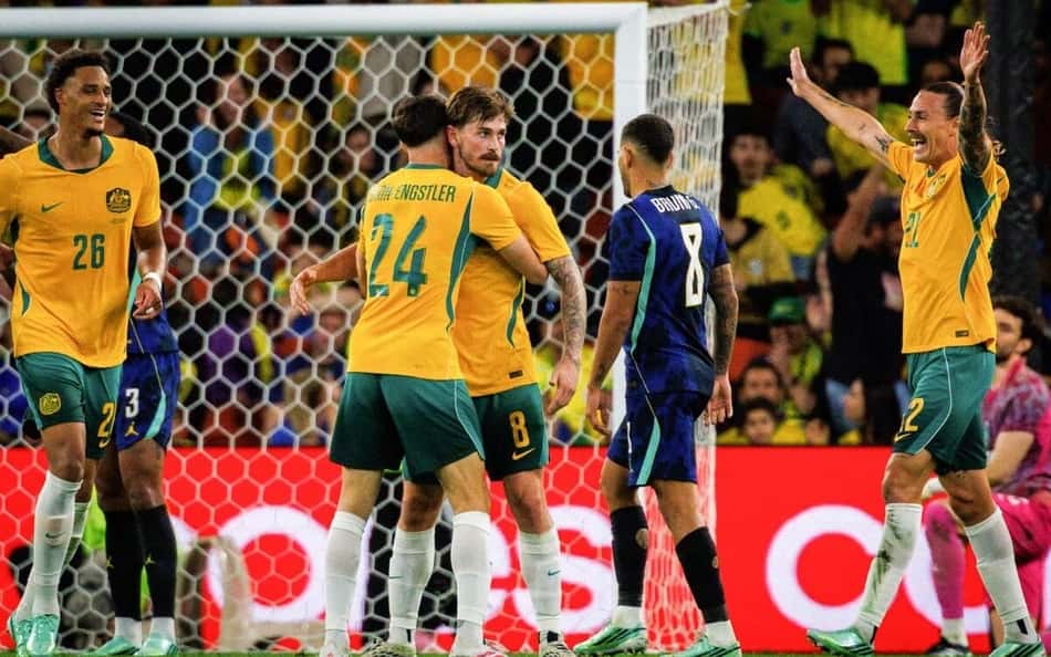 Jogadores da Austrália comemorando gol da virada