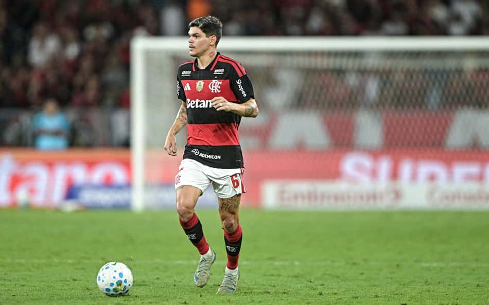Ayrton Lucas conduz a bola em jogo do Flamengo no Brasileirão