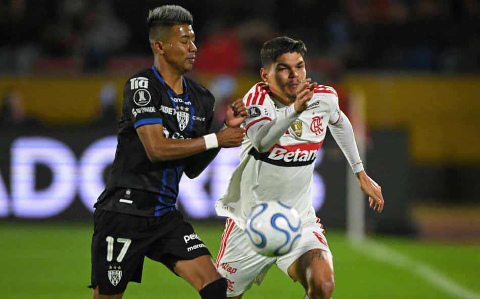 Ayrton Lucas corre para defender o Flamengo contra o Independiente del Valle na Libertadores