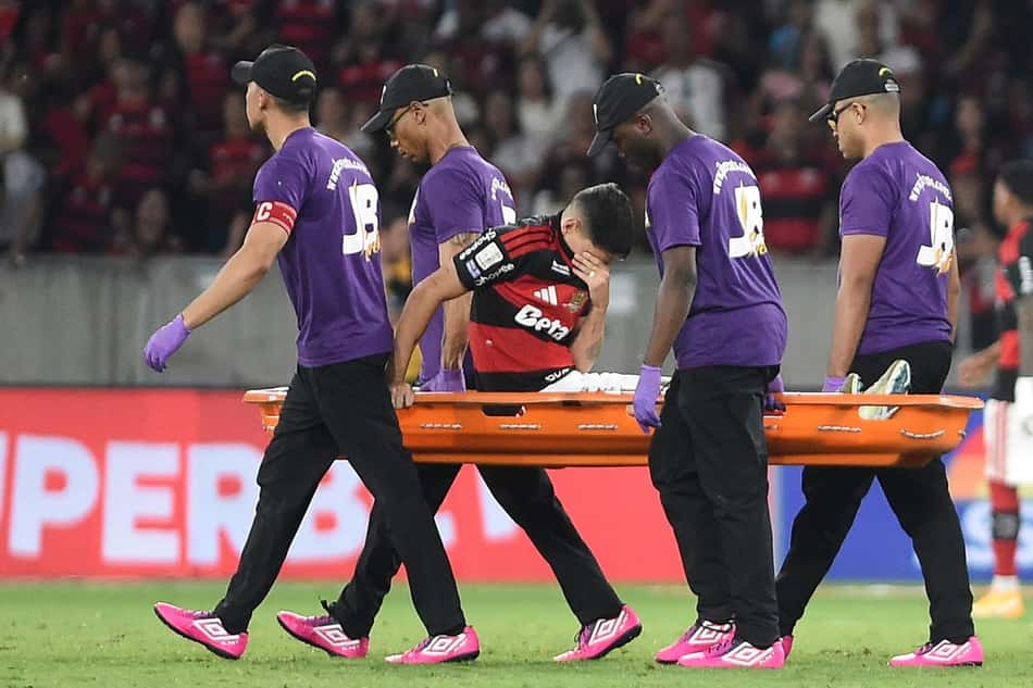 Ayrton Lucas sentiu a coxa durante o confronto entre Flamengo e Bragantino (Foto: Alexandre Durão/Zimel Press/Folhapress)
