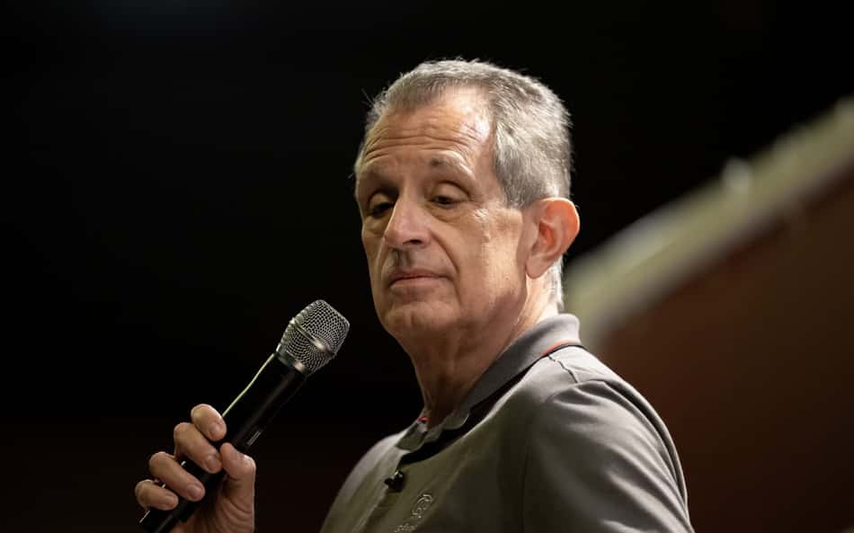 Bap presidente do Flamengo, com microfone na mão