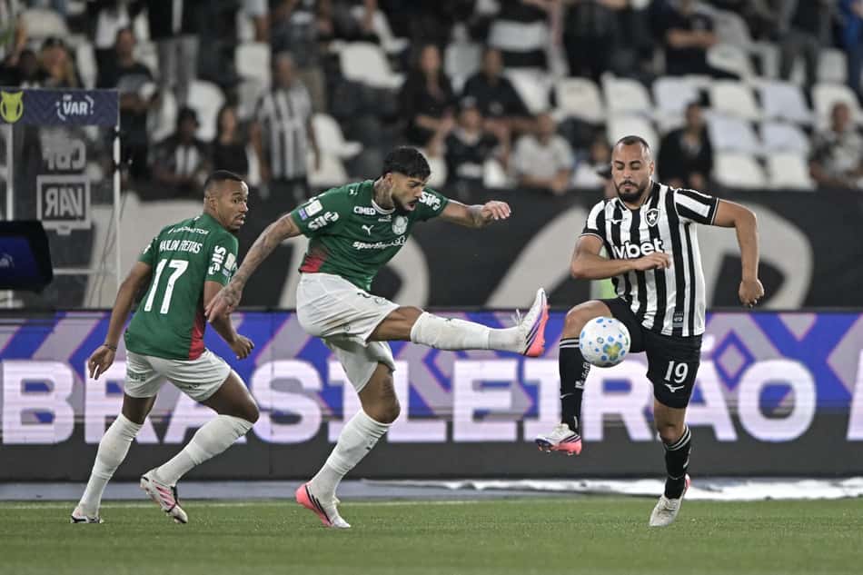 Barboza e Arthur Cabral em dividida em Botafogo x Palmeiras