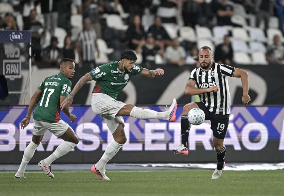 Barboza e Arthur Cabral em dividida em Botafogo x Palmeiras