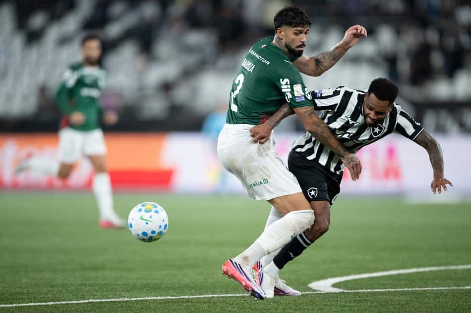 Alexander Barboza em dividida com jogador do Botafogo
