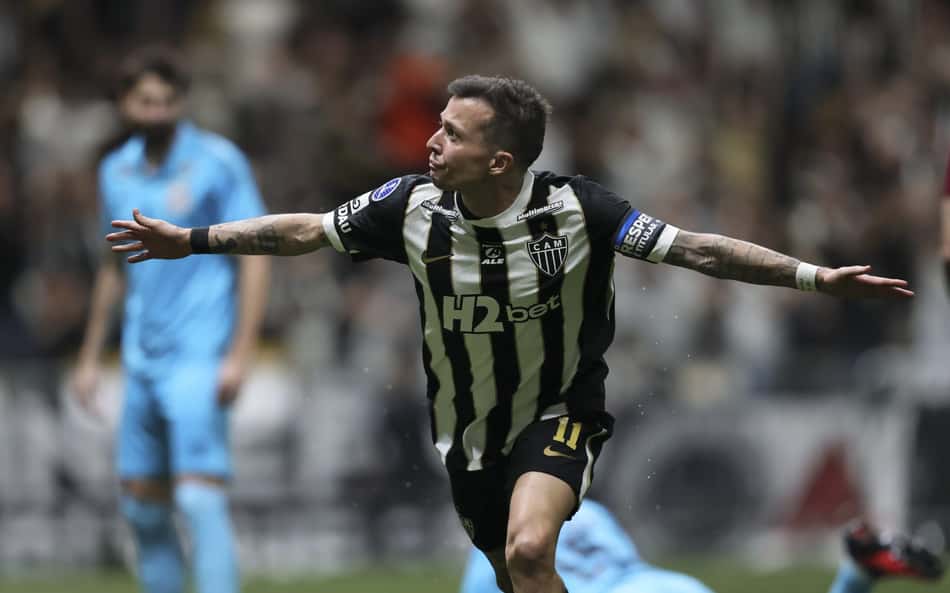 Bernard, do ATlético-MG comemorando gol e braços abertos