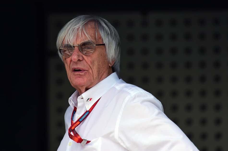 Bernie Ecclestone, ex-chefão da F1 com camisa branca