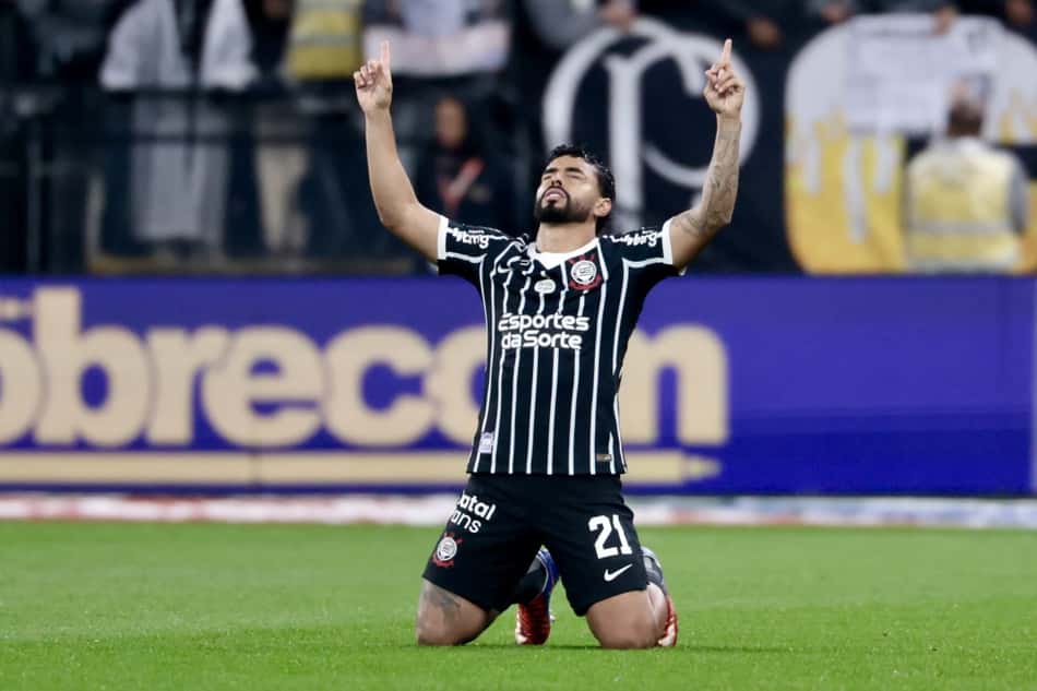 Matheus Bidu, do Corinthians, ajoelhado no gramado com as mãos para o alto