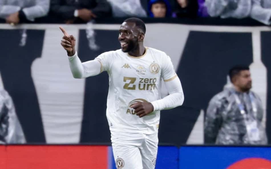 Bolasie, da Chapecoense, sorrindo e apontando