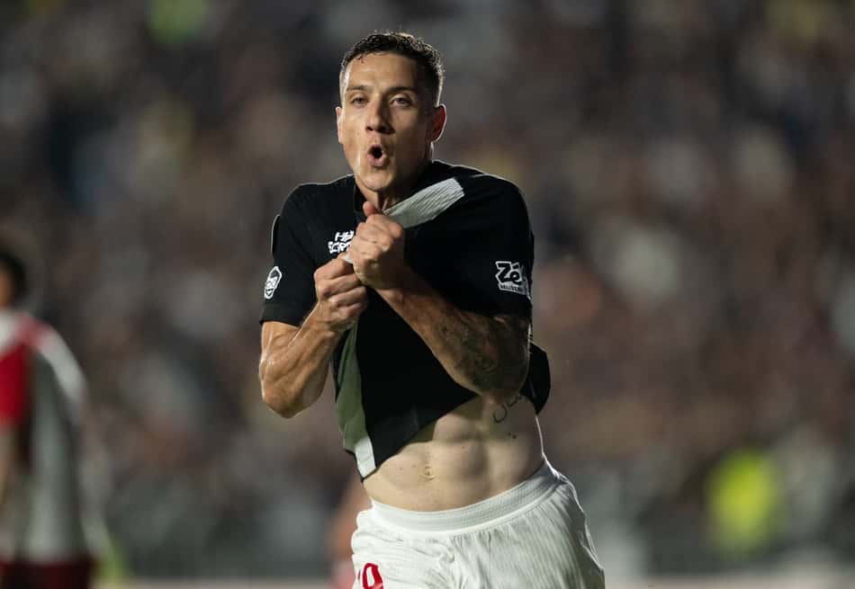 Bruno Duarte segurando a camisa do Vasco durante comemoração