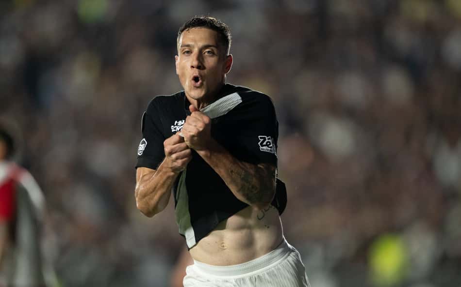 Bruno Duarte segurando a camisa do Vasco durante comemoração