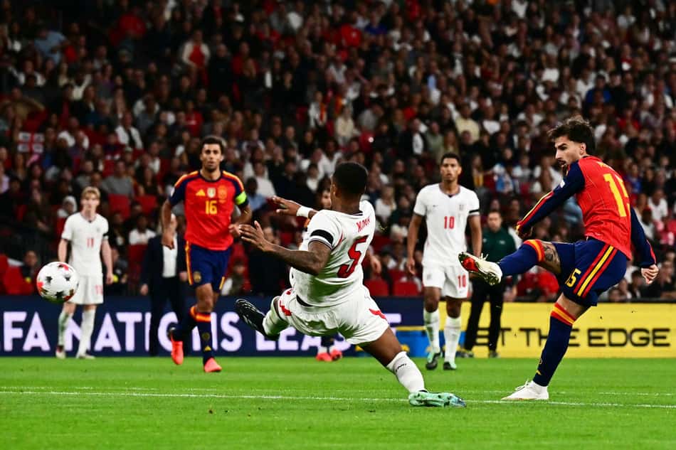 Álex Baena marca o segundo gol da Espanha contra a Inglaterra pela Liga das Nações. (Foto: Ben Stansall/AFP)