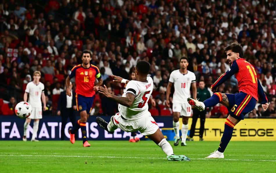 Álex Baena marca o segundo gol da Espanha contra a Inglaterra pela Liga das Nações. (Foto: Ben Stansall/AFP)