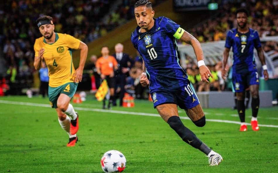 Baixo retorno de Raphinha pela Seleção vira assunto após vitória (Foto: Patrick HAMILTON / AFP)