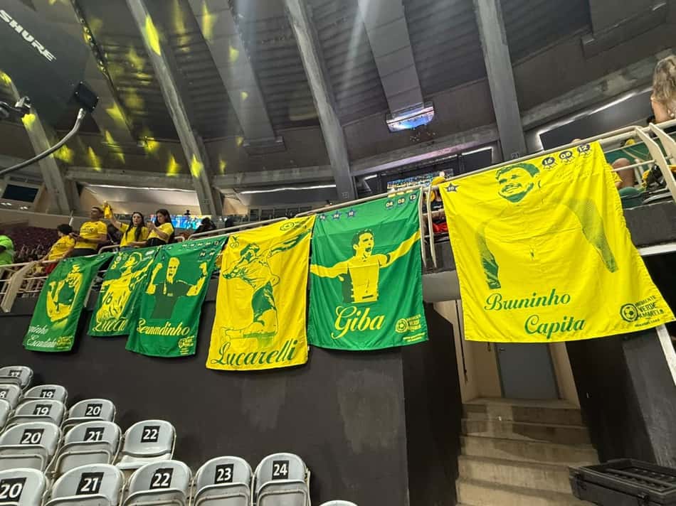 Bandeirões homenageiam campeões olímpicos de Atenas 2004 e Rio 2016 (Foto: Guilherme Veiga/ Lance!)