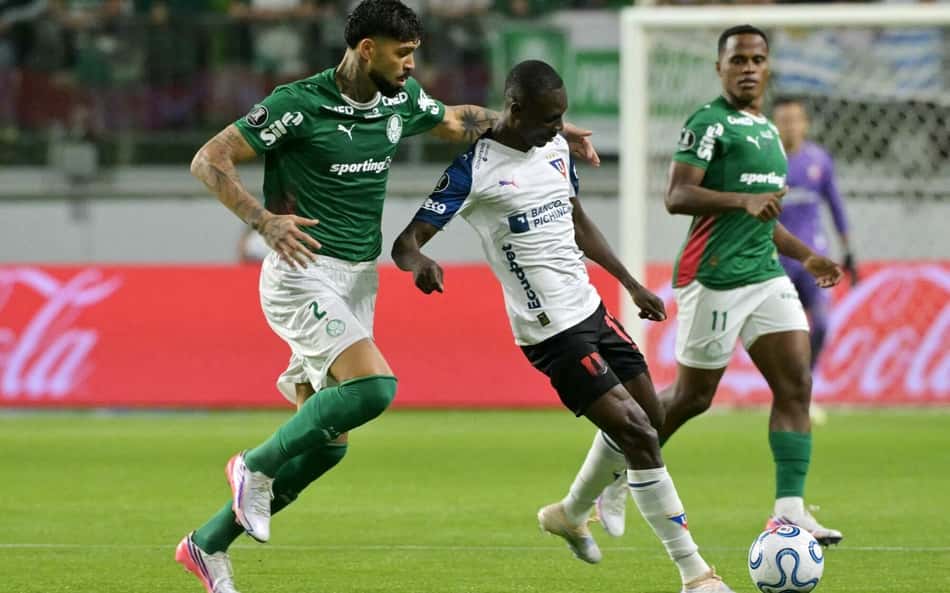 Barboza em ação durante o Palmeiras e LDU, pela Libertadores