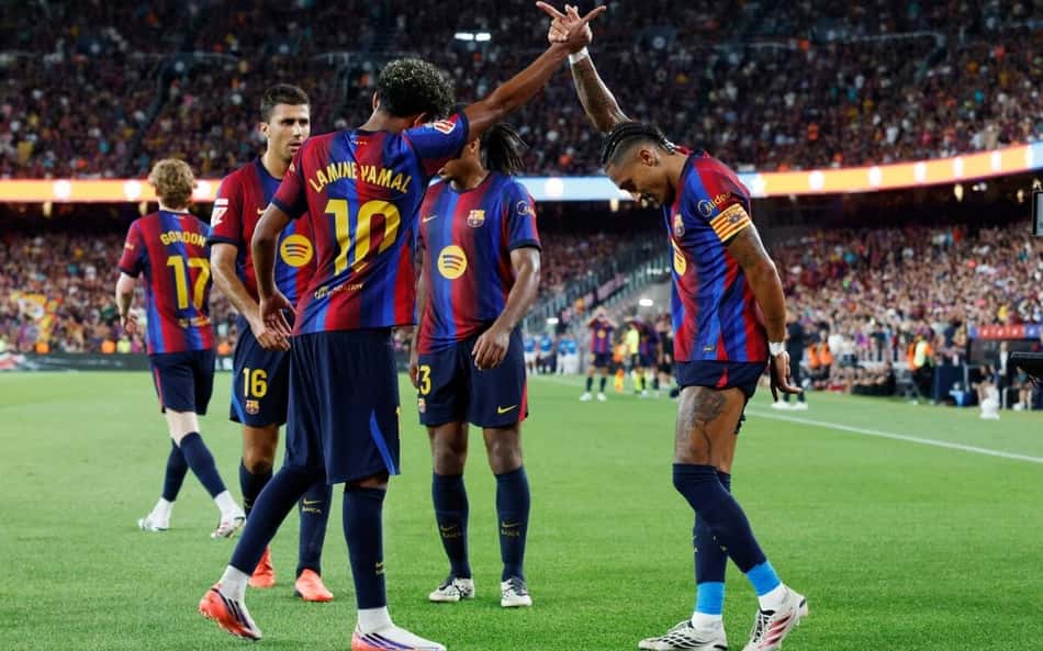 Raphinha e Lamine Yamal comemoram gol do Barcelona contra o Rayo Vallecano por La Liga.