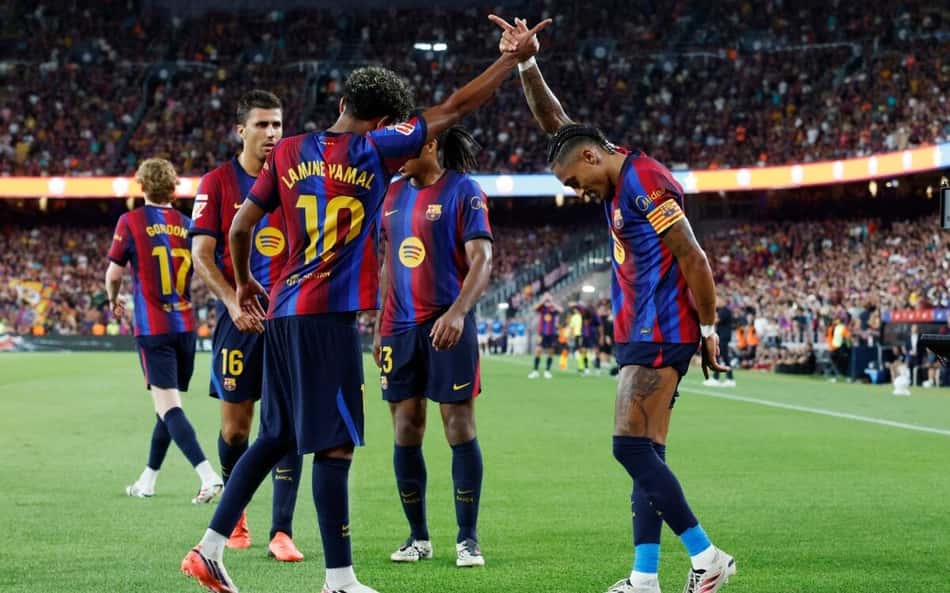 Raphinha e Lamine Yamal comemoram gol do Barcelona contra o Rayo Vallecano por La Liga.
