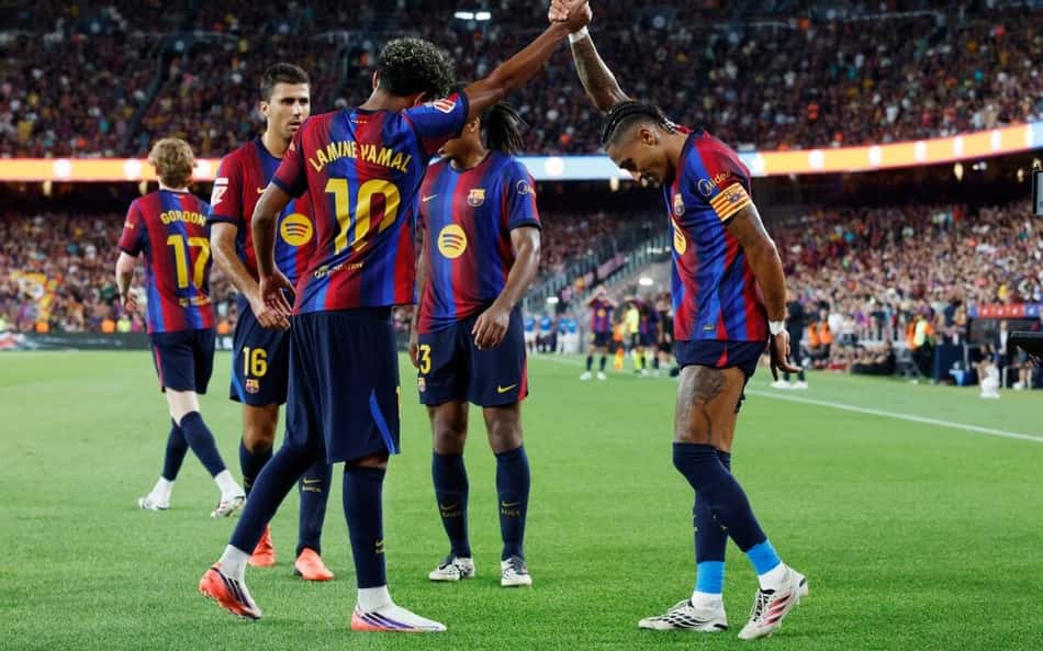 Raphinha e Lamine Yamal comemoram gol do Barcelona contra o Rayo Vallecano por La Liga.