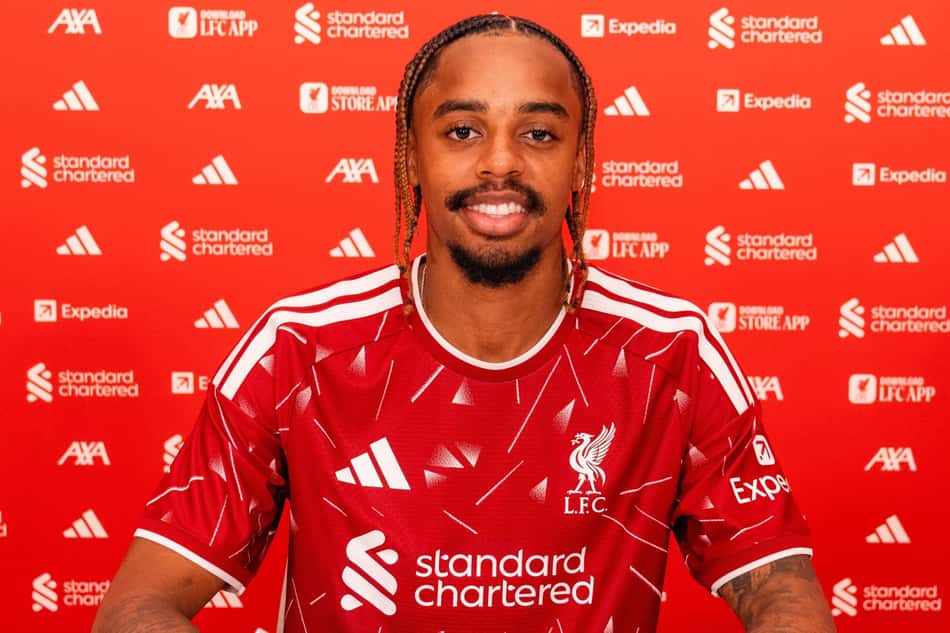 Barcola assinando o contrato com o Liverpool