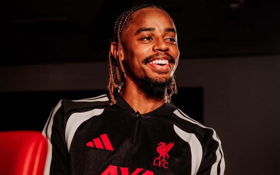 Barcola em anúncio pelo Liverpool