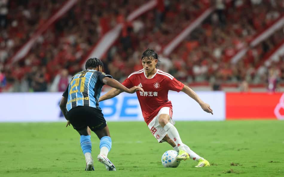Bernabei, do Internacional, tenta levar vantagem na disputa com Tetê, do Grêmio