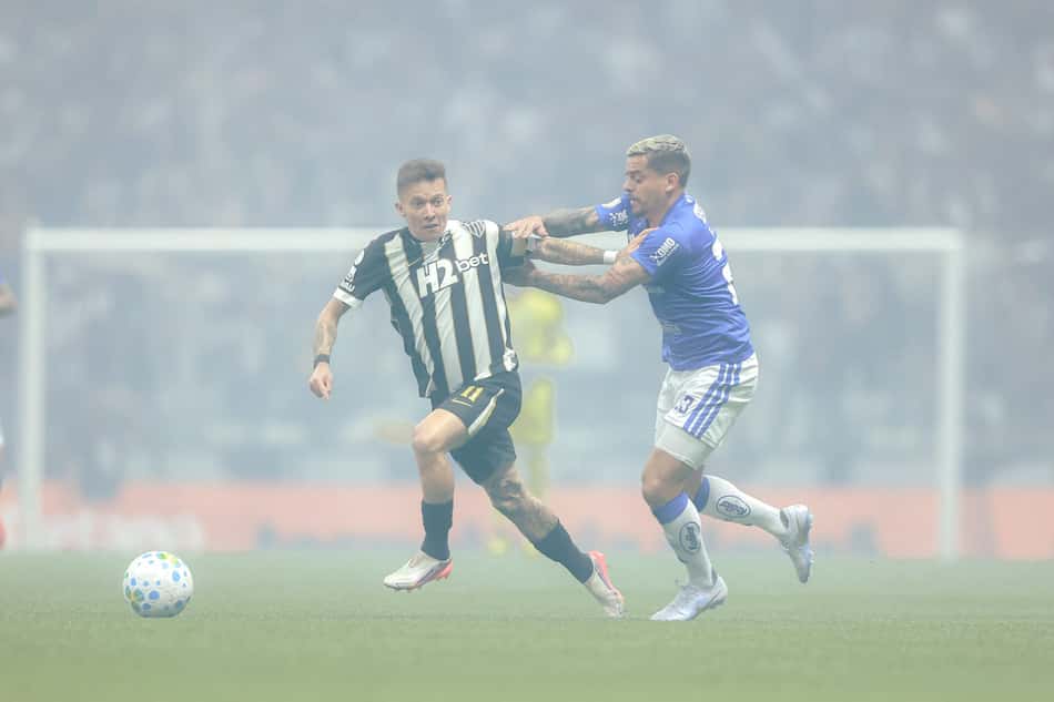 Bernard e Fagner em Atlético x Cruzeiro (Foto: Pedro Souza / Atlético)