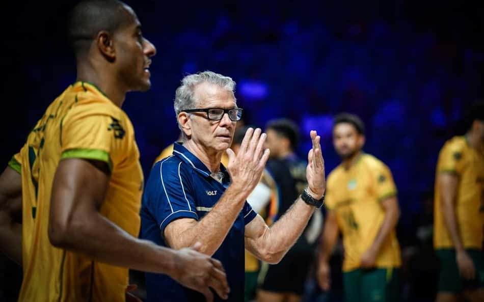 Bernardinho e Lucarelli durante jogo entre Brasil e Ucrânia na VNL 2026