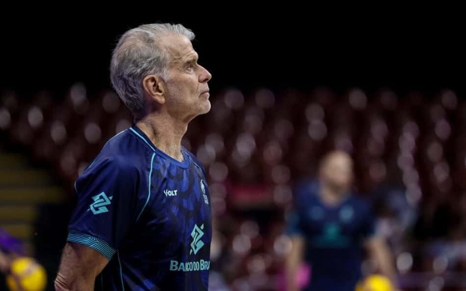 Bernardinho olha para a arquibancada em treino da VNL em Brasília