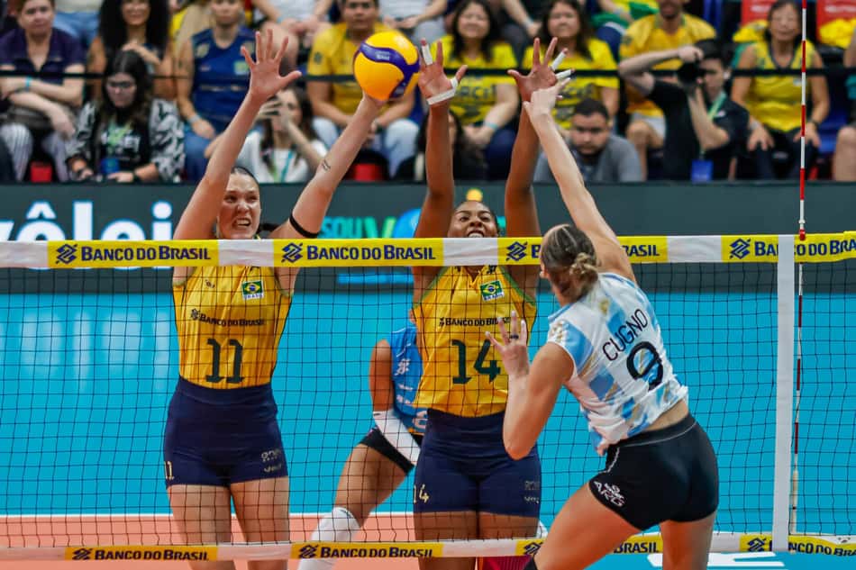 Bloqueio do Brasil para cima de Cugno (Foto: Wallace Teixeira/FV Imagem/CBV)